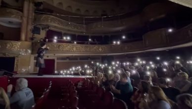 VIDEO Actorii Teatrului Naţional Timiţoara au jucat la lumina telefoanelor